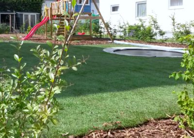 Rollrasen Im Garten Mit Trampolin